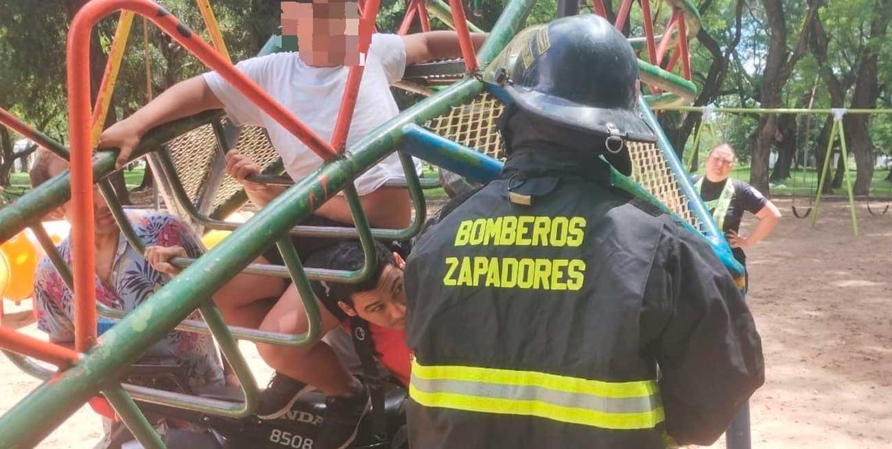 Rescataron a un niño que quedó atrapado en un juego del Parque Garay