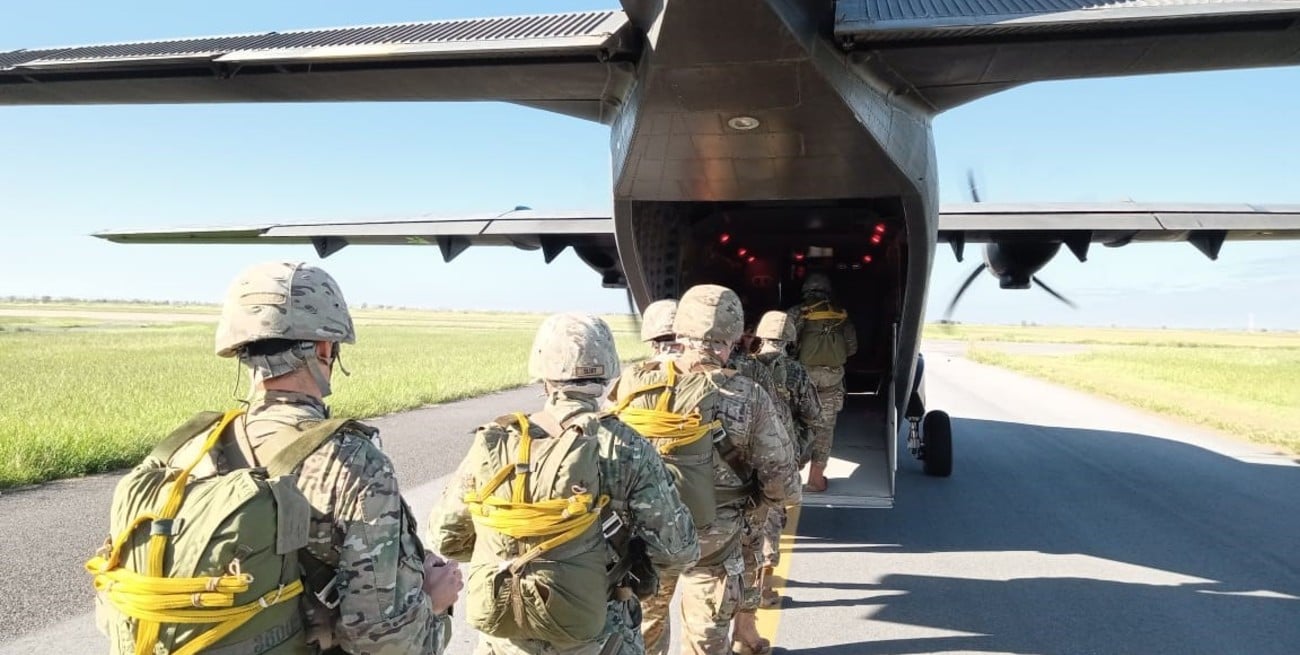 Paracaidistas militares realizan los primeros saltos del año en Córdoba