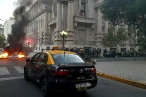 Una multitud de taxistas marcharan al Concejo a exigir medidas concretas. Crédito: La Capital