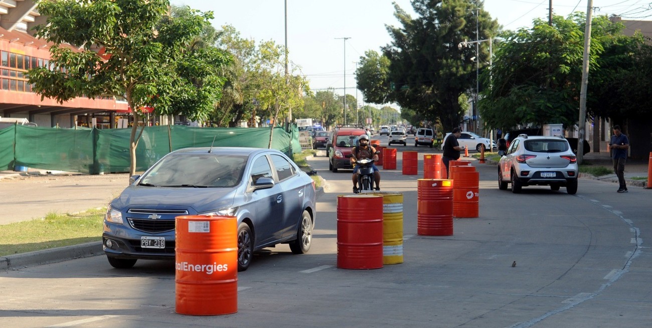 Por el socavón, implementan nuevo sistema de circulación frente al Club Atlético Unión