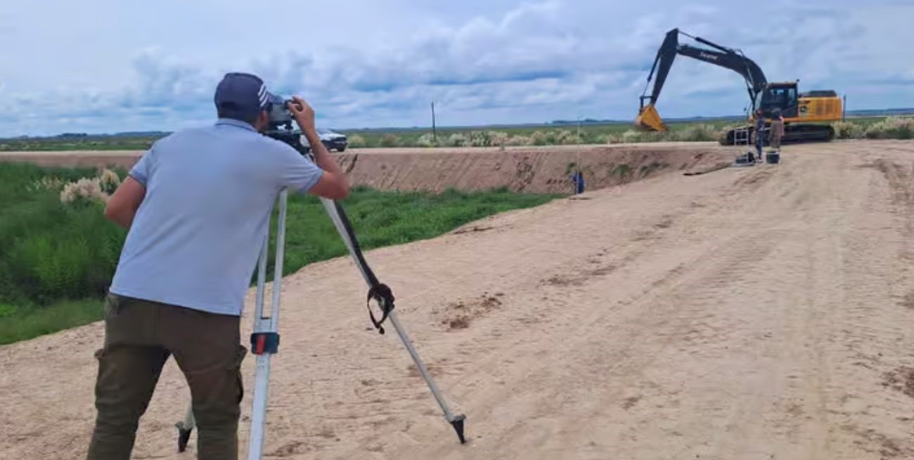 La provincia de Santa Fe construye la obra de defensa en la laguna de Melincué
