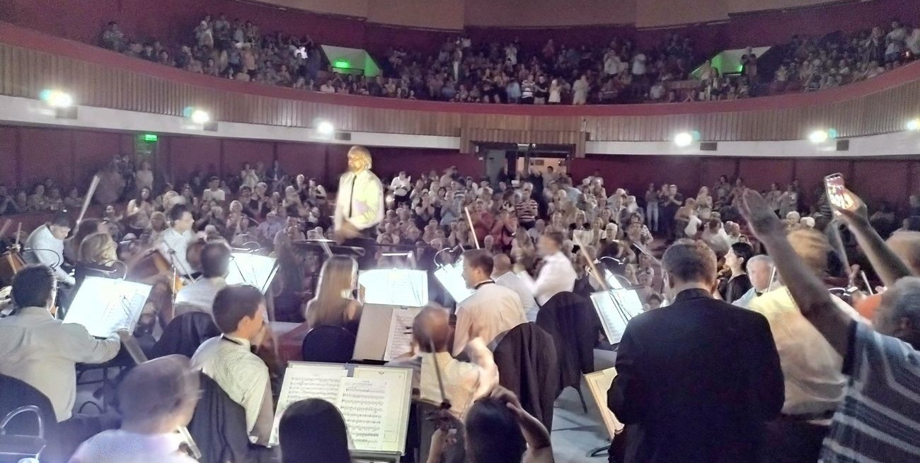 La Sinfónica iluminó la noche en medio del apagón en Santa Fe
