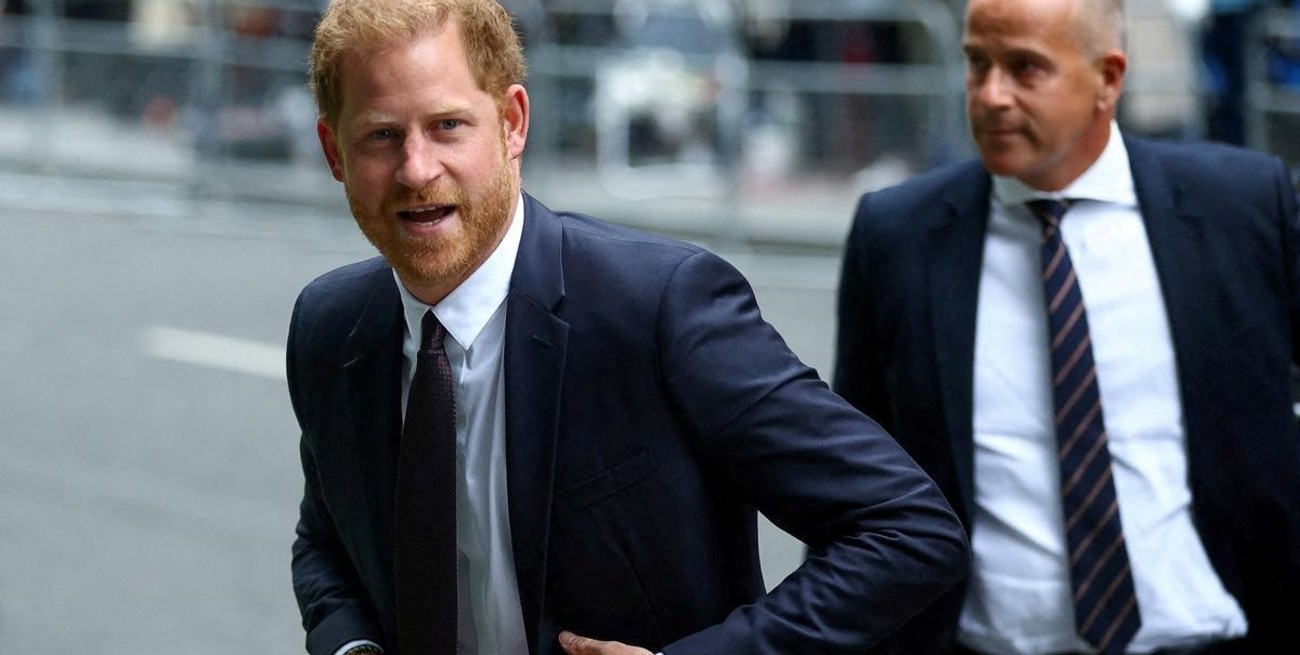 Una mujer amenaza con publicar fotos del príncipe Harry desnudo
