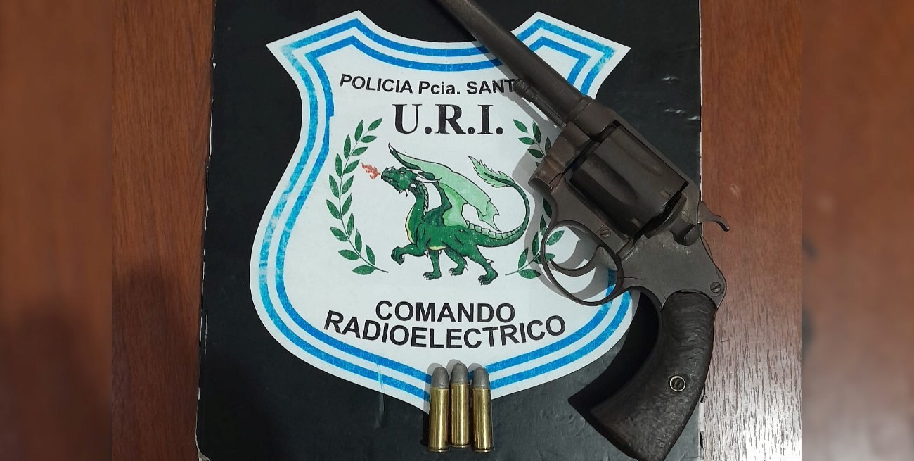 Ocultaba un "revólver de guerra" en el "huevito" del bebé