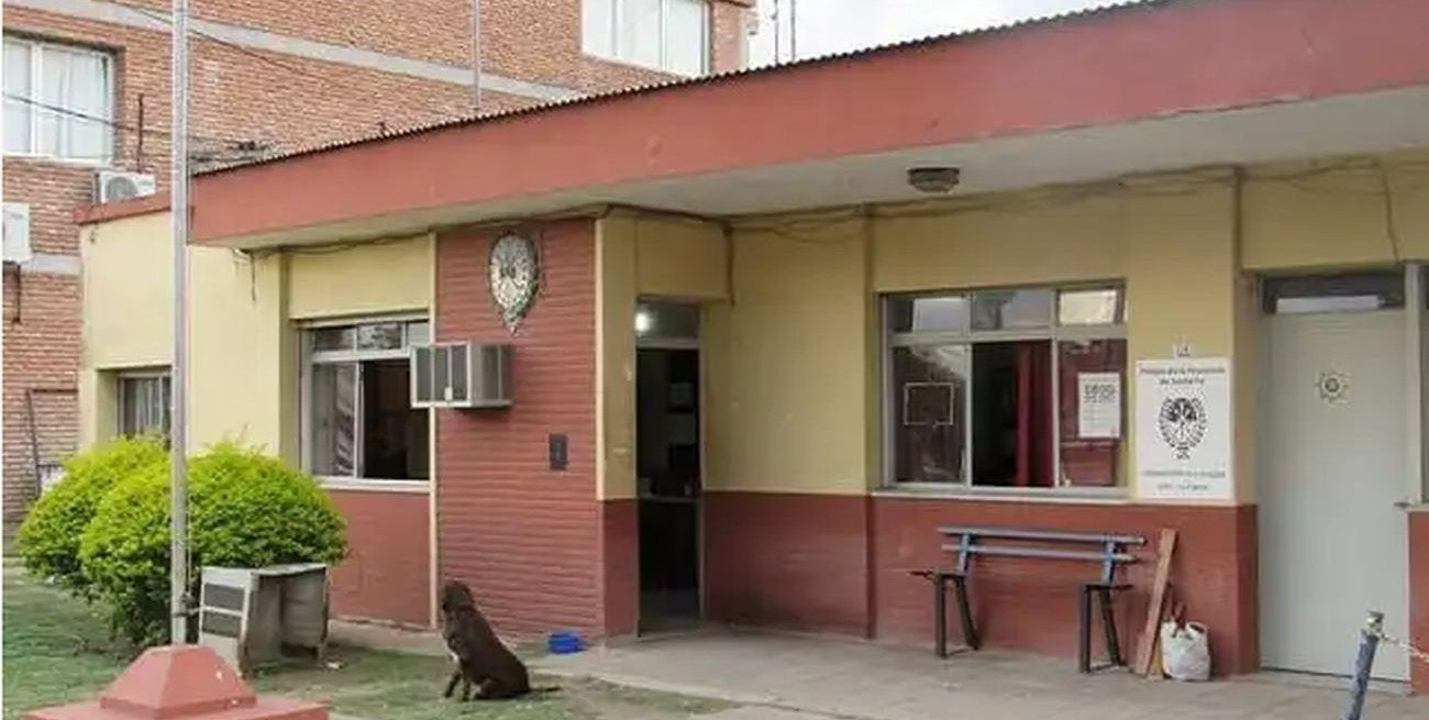 Al bajar de un micro, lo asaltan y lo hieren con un arma blanca