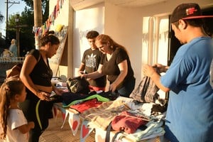 La presidenta de la vecinal, junto al vocal y colaboradores, sacan tablones a la calle y atienden a los vecinos. Crédito: Manuel Fabatía