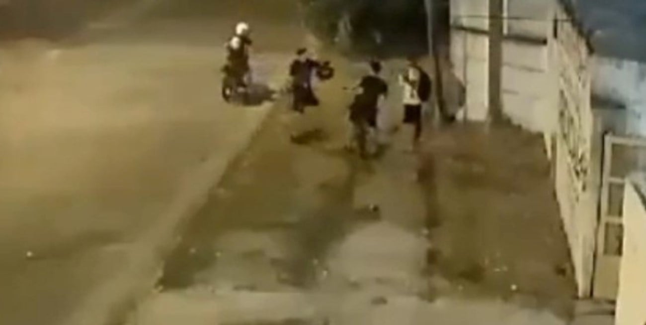 Video: gatillaron a dos jóvenes a la salida de un club en Rosario