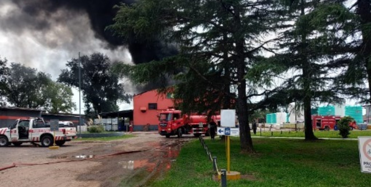 Video: se incendió una fábrica en Villa Gobernador Gálvez