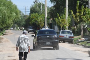 Según los vecinos, después de los allanamientos, donde la policía se llevó a varias personas detenidas, el barrio empezó a verse con mayor movimiento. Foto: Mauricio Garín.