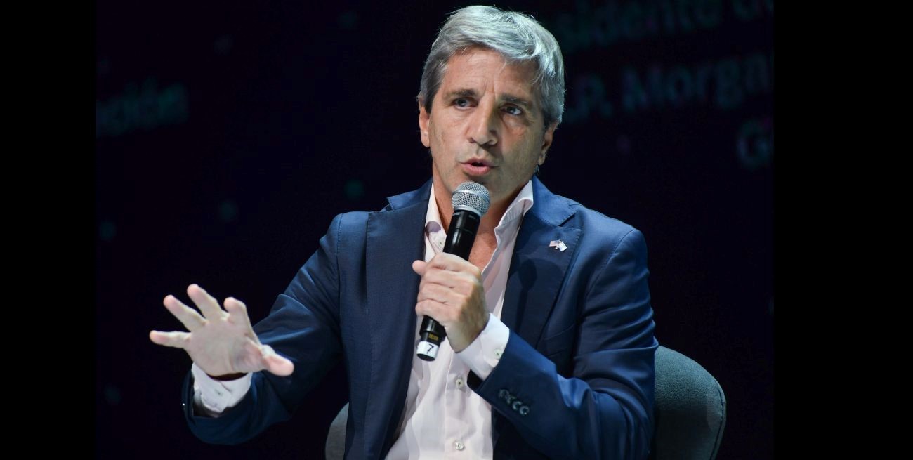 Caputo defendió la importación de alimentos y medicamentos: "Es un empujoncito para que bajen los precios"