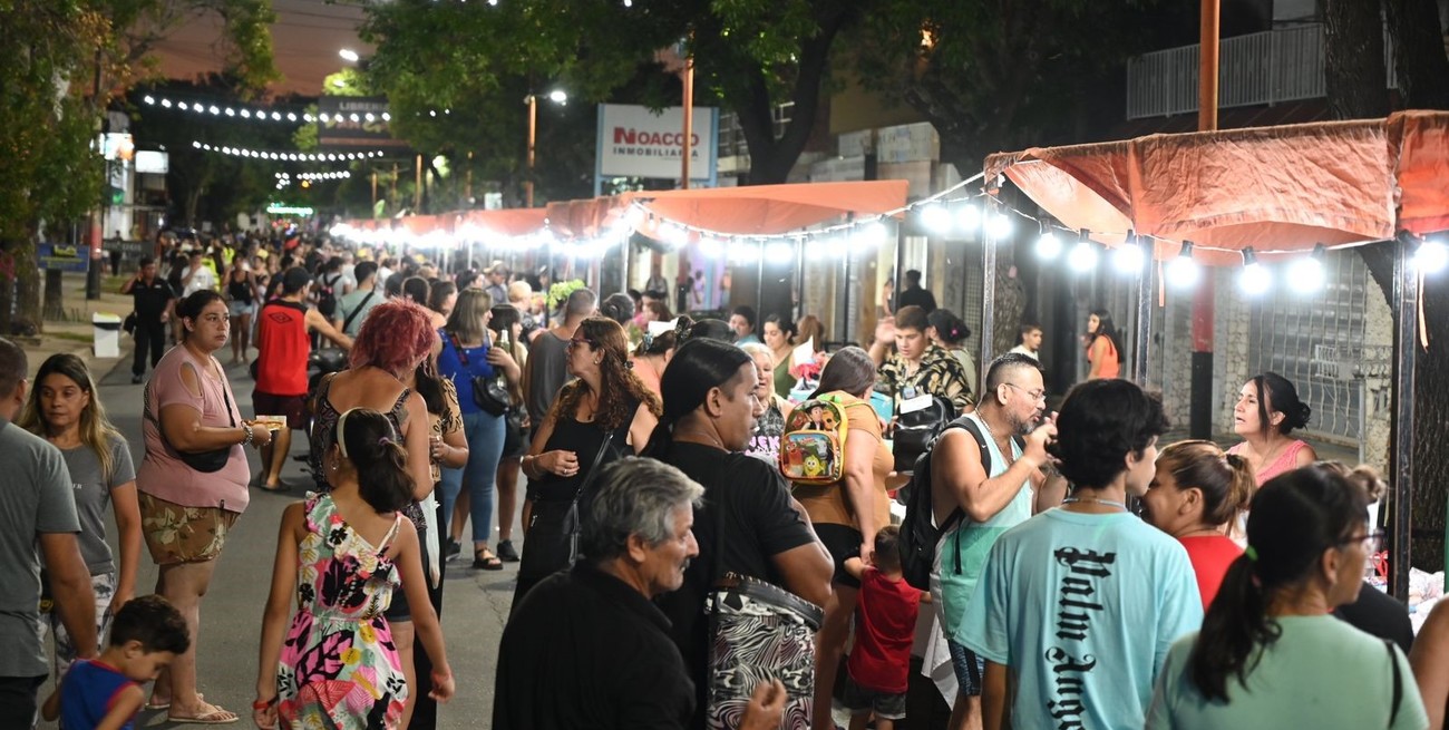 La “Noche Peatonal” reunió a una multitud en calle Mitre