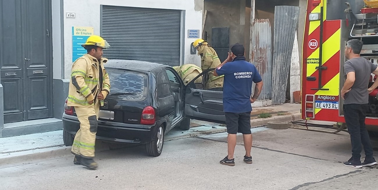 Video: un auto se prendió fuego y cundió el pánico en el centro de Coronda