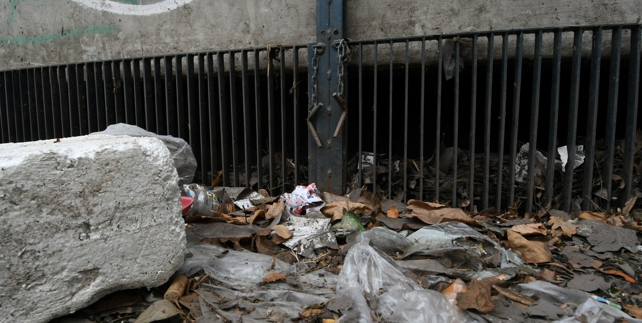 Vecinos de avenida Freyre y Catamarca advierten que hay basura en el retardador y temen inundarse