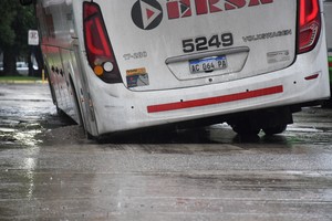 A esta unidad no le falta una rueda. Por el agua de lluvia, el pozo está tapado  y cayó adentro. Foto: Mauricio Garín.