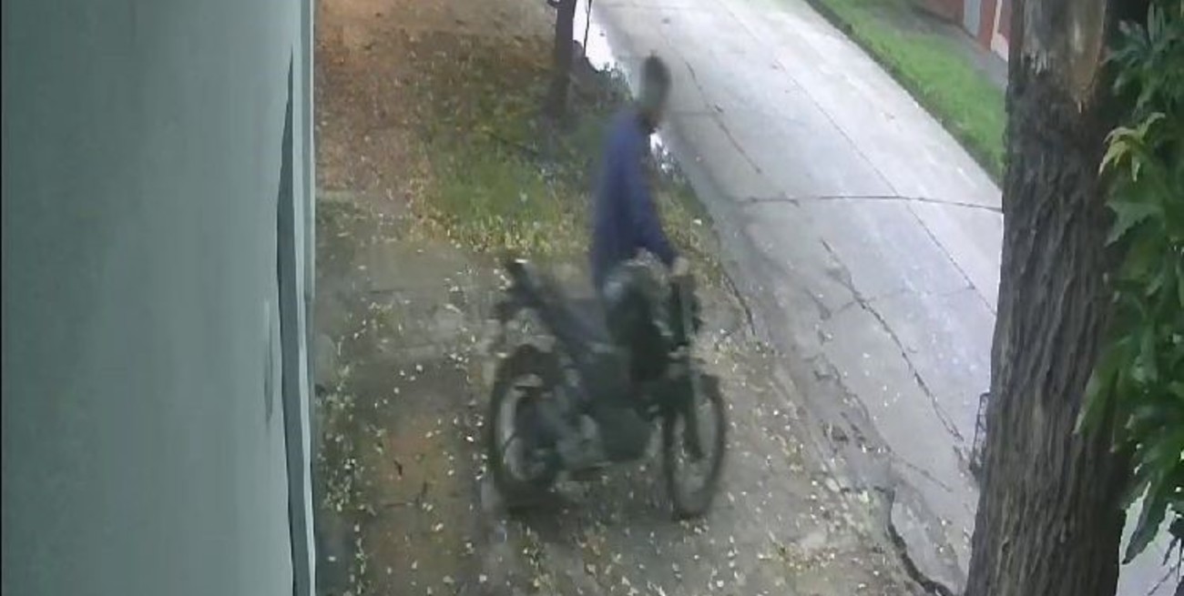 Videos: robó una moto de un garaje pero la dejó a la vuelta