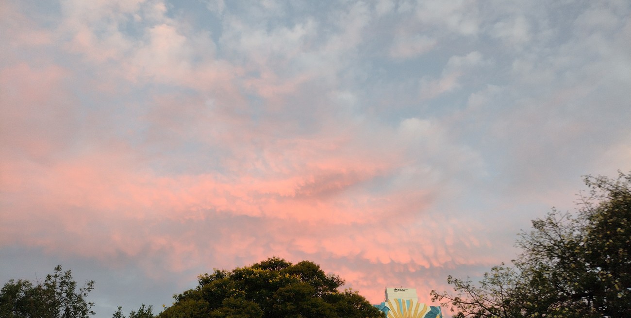 Las nubes "tiñeron" el cielo de Santa Fe con un efecto asombroso: de qué se trató