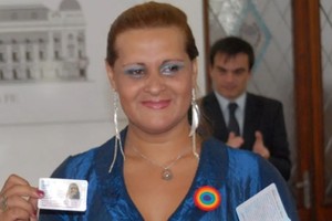 Alejandra Ironici fue la primera mujer trans santafesina en recibir un DNI que refleje su verdadera identidad.