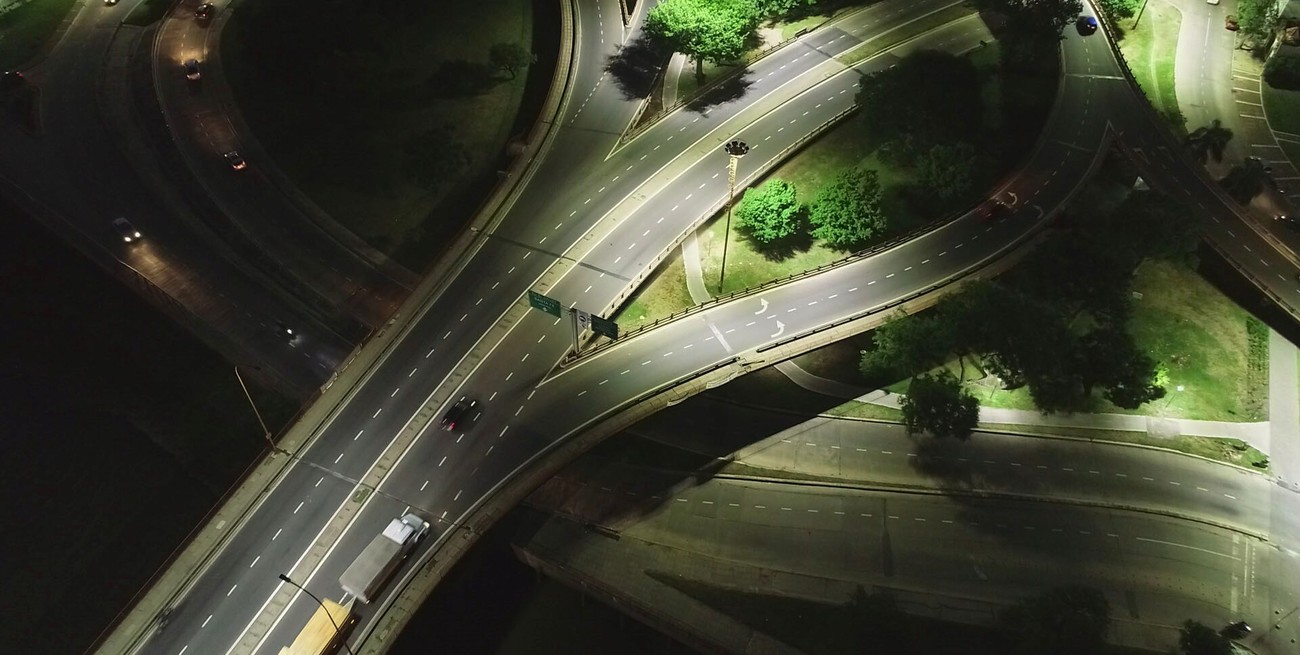 Inician trabajos de bacheo en colectora de Ruta 168: cortes de tránsito