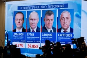 Las cámaras de televisión enfocan a la pantalla que muestra los resultados preliminares de las elecciones presidenciales, en la sede de la Comisión Electoral Central de Rusia en Moscú, Rusia. Foto: REUTERS / Shamil Zhumatov.