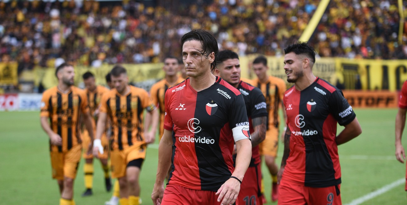 Colón, solito, se metió en un drama con sabor a derrota: empató con Mitre