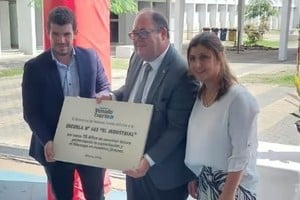 El intendente Chiarella ya la secretaria Pouillastrou entregaron la placa al director Baroni.