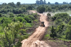 Colastiné Sur. Las maquinas se ocupan de altear el actual terraplén que defiende al barrio ante las crecidas del río.

Fernando Nicola.