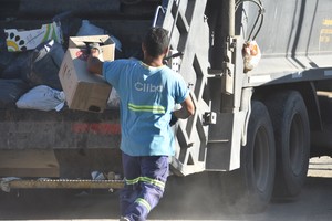 Un empleado de una de las concesionarias, en plena recolección domiciliaria matutina. Crédito: Archivo El Litoral / Mauricio Garín