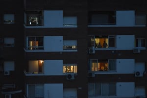 Postal demoledora. La gente, encerrada en sus departamentos. Fue durante las primeras semanas de la cuarentena estricta. Crédito: Archivo El Litoral / Mauricio Garín