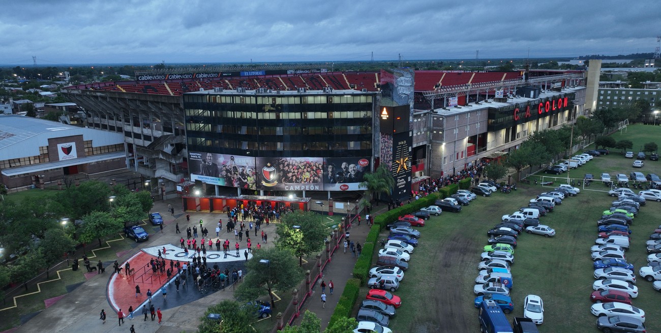 Vecinos de barrio Centenario cierran y abren la semana con cortes de calles por el fútbol