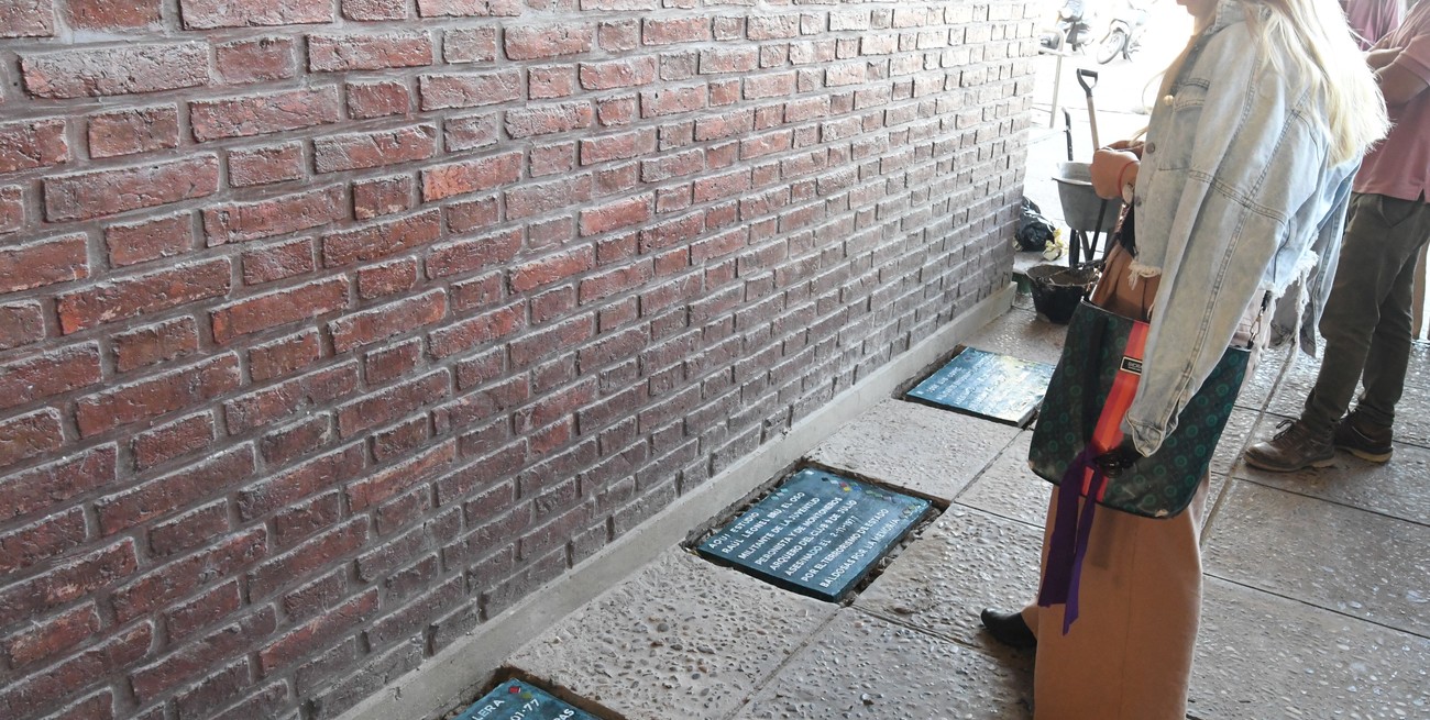 Colocaron "Baldosas por la Memoria" en la UTN