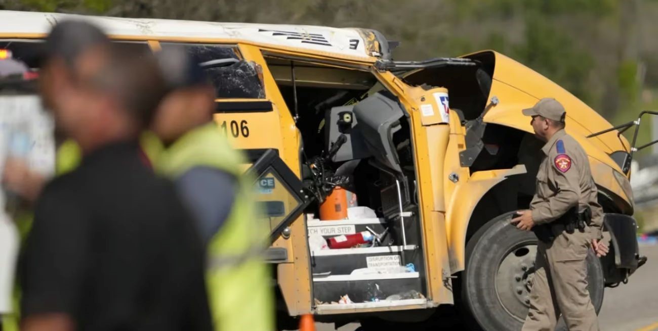 Accidente fatal entre un camión y micro escolar en Texas: al menos dos muertos 