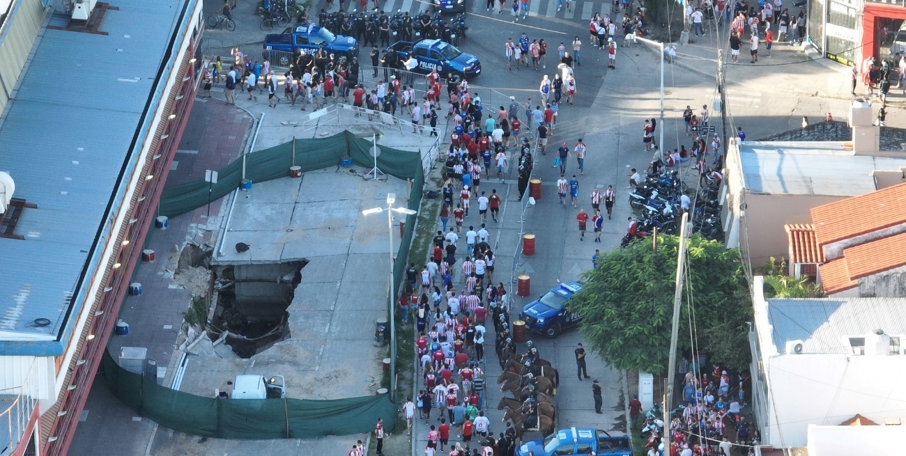 Socavón frente a Unión: Aguas aún no adjudicó la obra de reparación