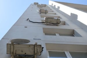 En Entre Ríos preocupan los consumos de febrero que se verán en la próxima factura de la luz. La compañía de energía estatal ofrece el pago en tres meses, al igual que Córdoba. El prorrateo parte del supuesto de que en los próximos meses será menor el uso del servicio. Crédito: Luis Cetraro.