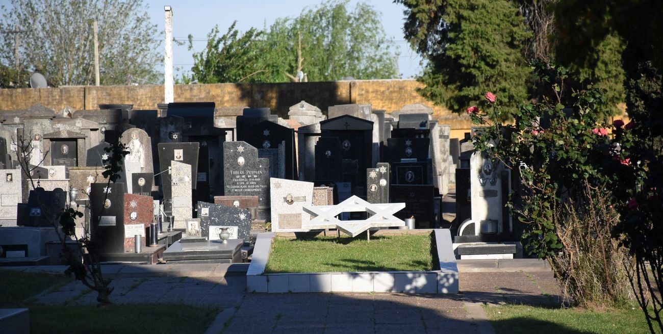Profanaron más de 15 tumbas en el cementerio israelita de la ciudad de Santa Fe