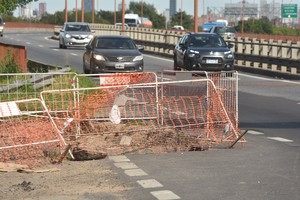 Hace un mes que sobre la Ruta Nacional 168, a la altura del barrio Bajada Distéfano -La Guardia- hay un socavón sobre la calzada. Foto. Mauricio Garín.
