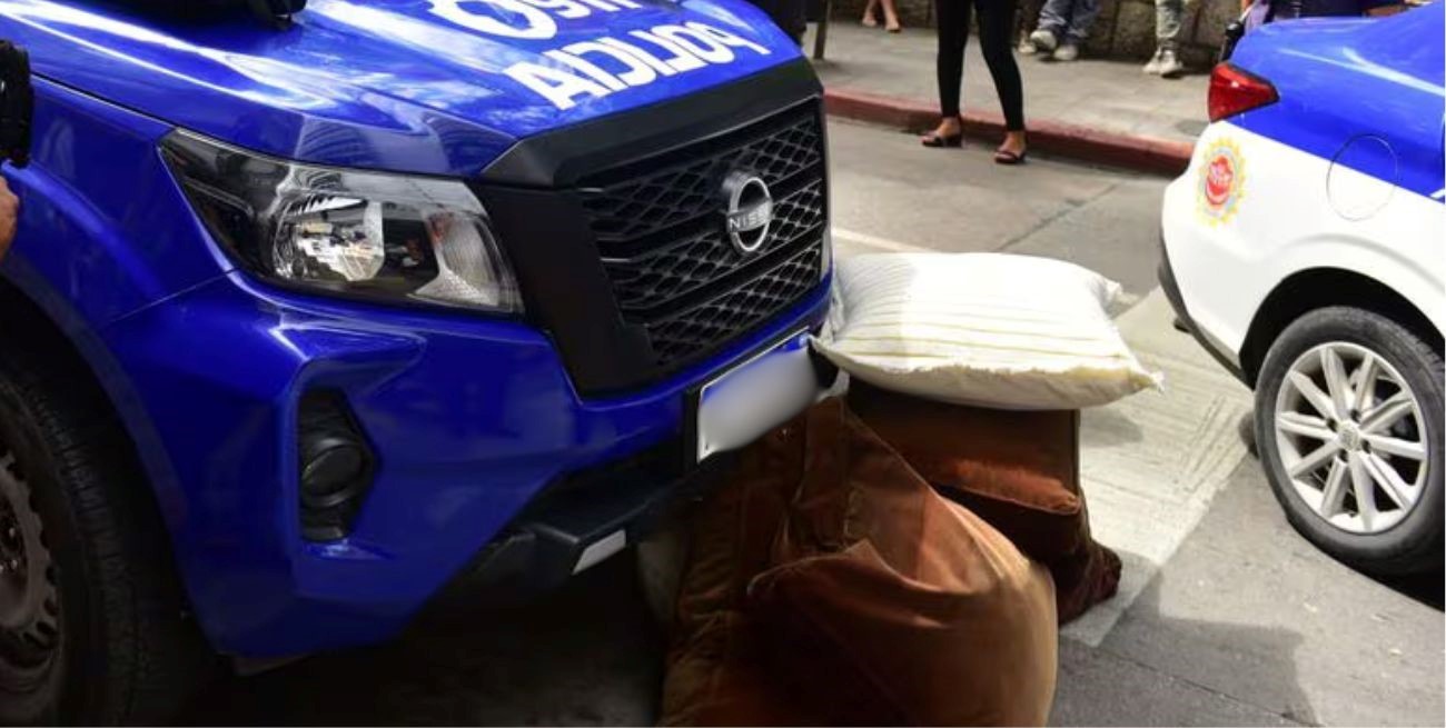 Utilizando almohadones, un ladrón saltó de un séptimo piso para escapar de la policía en Córdoba