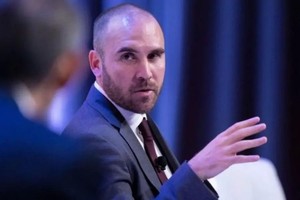 Guzmán respondió a una matáfora (un viaje en una combi con poca nafta...) que esbozó De Pedro para criticar su política económica y también cuestionó a su sucesor en el cargo. 