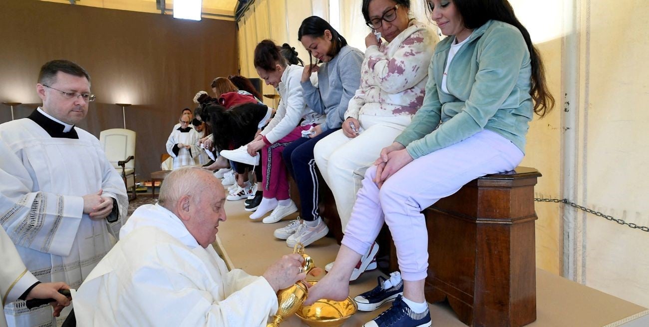 El Papa Francisco lavó los pies de 12 presas durante la misa del Jueves Santo en Roma 