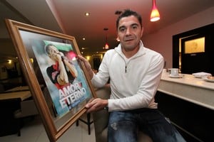 Tres pasiones. El "Bichi" Esteban Oscar Fuertes, Colón y la tapa de El Litoral para su último baile con la sabalera. Desde España, donde vive hace un par de años, el histórico "20" volvió a hablar del club de sus amores. Criticó a los dirigentes (Vignatti) por el descenso y elogió a Iván Delfino, actual DT.  Crédito: Mauricio Garín / Archivo El Litoral