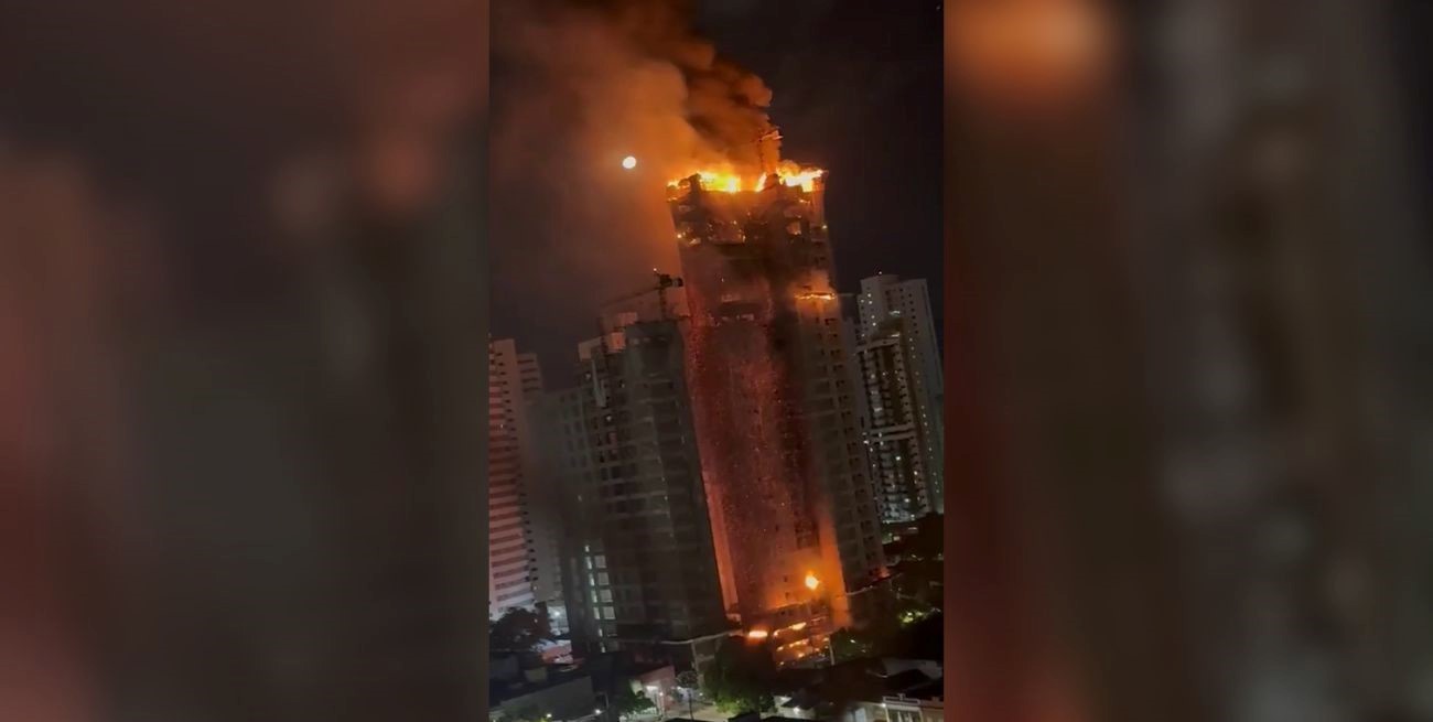 Video: impactante incendio de un edificio en construcción en Brasil