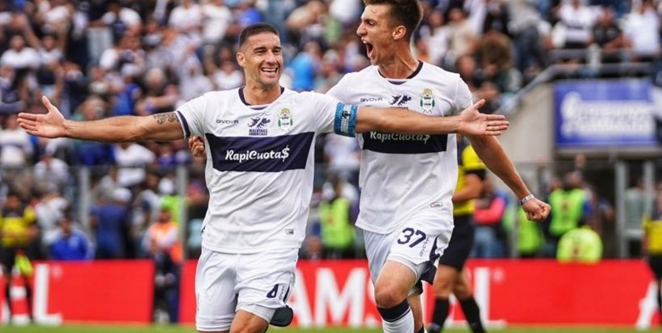 Gimnasia venció a Riestra en La Plata y mantiene las chances