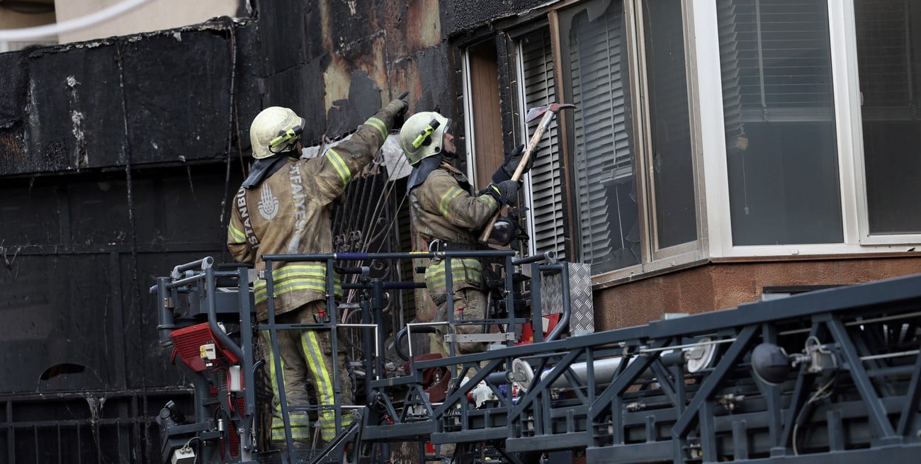 Video: 29 muertos por un incendio en una discoteca en Turquía