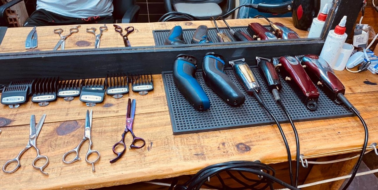 Desvalijaron la barbería de Rodrigo, un joven emprendedor de barrio Santa Rosa de Lima