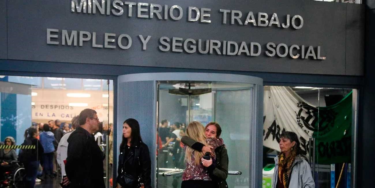 Tensión en oficinas del Estado por despidos y fuerzas de seguridad en los edificios