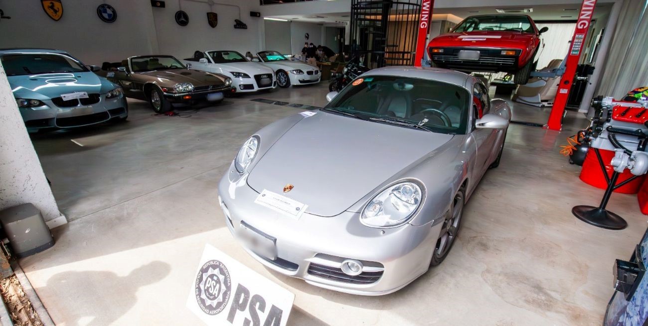 Allanamientos a un supuesto testaferro: incautaron 8 vehículos importados, dólares y euros