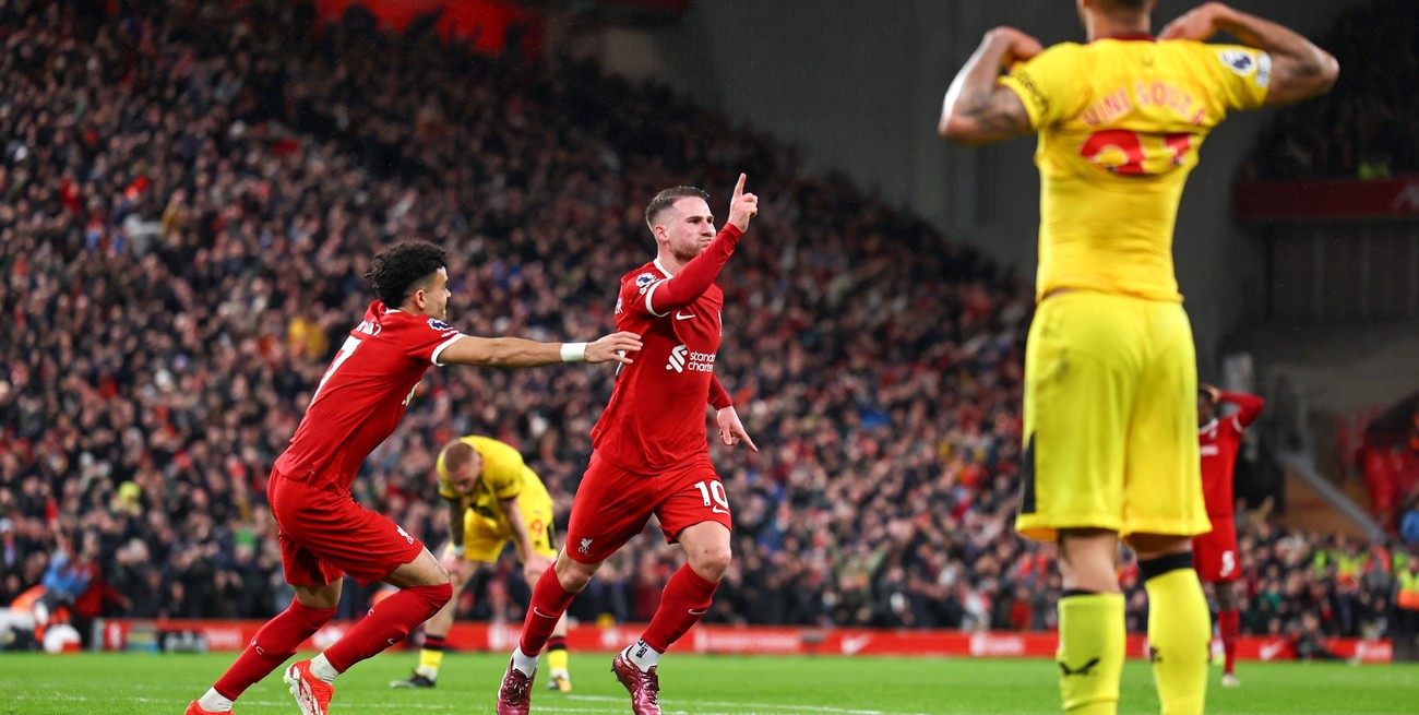 Con un golazo de Mac Allister, Liverpool recuperó el liderazgo de la Premier League