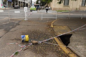 El hundimiento de bulevar y 9 de Julio causó un accidente y enseguida se cercó como forma de prevención. Crédito: Guillermo Di Salvatore