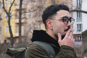 Los inicios de Nicolás con la escritura se remontan escribiendo cuentos de fútbol que publicaba los fines de semana en la contratapa de un diario local. Foto: Gentileza