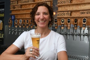 Con una formación científica sólida y una pasión por la cerveza que la impulsó  hasta convertirse en una emprendedora local exitosa, Lucila nos llevó a través de su viaje. Crédito: Manuel Fabatía