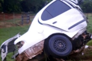 El automóvil quedó reducido a la mitad tras el fortísimo golpe.
